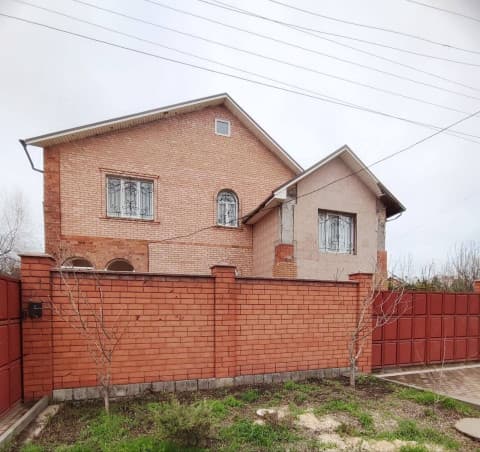 Продается большой, добротный трёхуровневый дом.