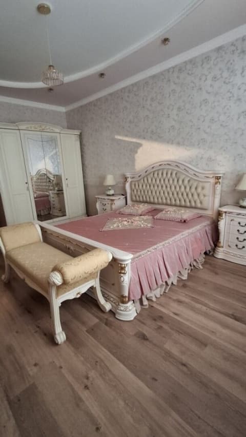 Купить дом 281 кв.м с 8 комнатами и участком в Мариуполе